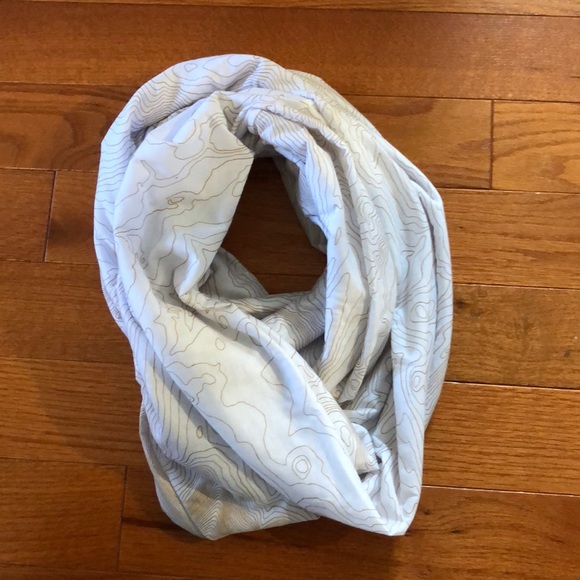Accessories - Travel scarf with hidden pocket waypoint